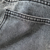 Crossover jeans med asymmetrisk lukning – Statement denim med edgy twist