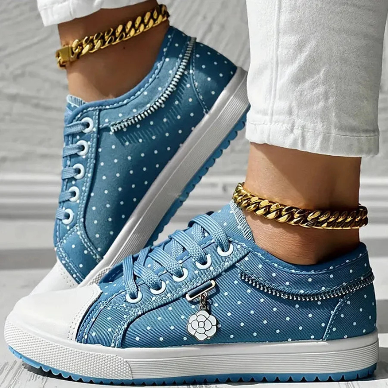 Blonde sneakers med broderi og prikdetaljer