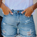 Ripped denim shorts med opsmøg – Rå detaljer og casual coolness