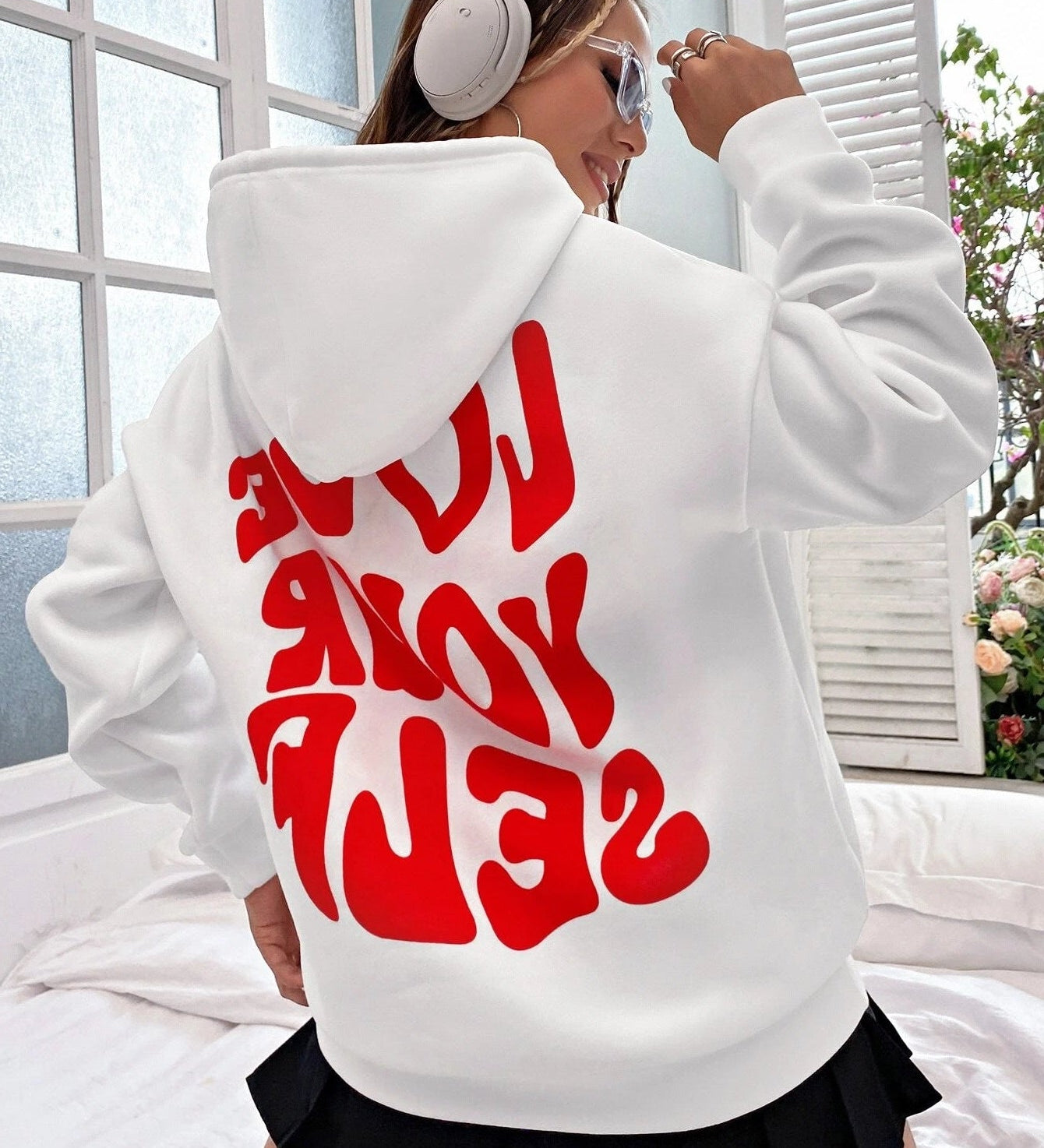 Oversized Hættetrøje til Dame – Sort med "Love Yourself" Print på Ryggen