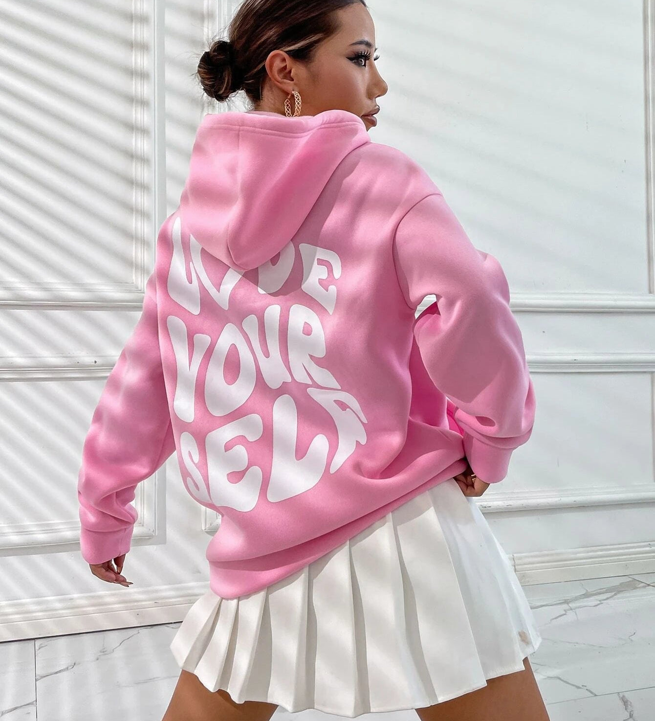 Oversized Hættetrøje til Dame – Sort med "Love Yourself" Print på Ryggen