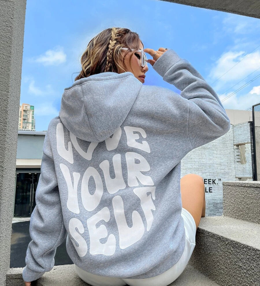 Oversized Hættetrøje til Dame – Sort med "Love Yourself" Print på Ryggen