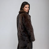 Lang Brun Faux Fur Frakke med Klassisk Krave