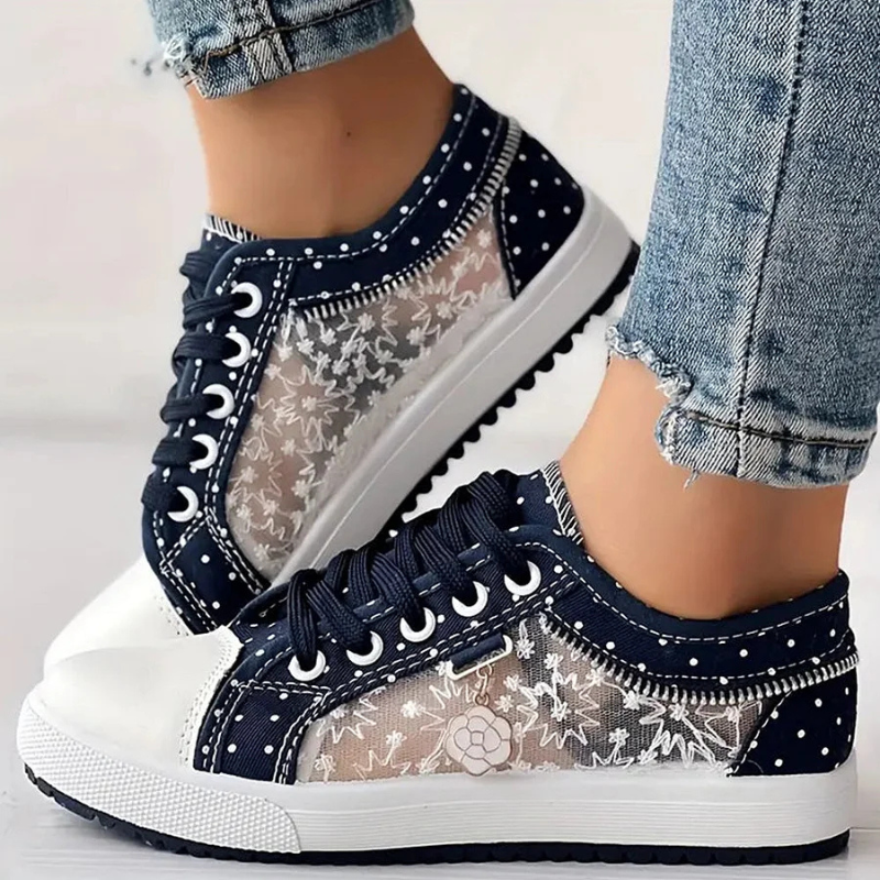 Blonde sneakers med broderi og prikdetaljer
