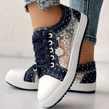 Blonde sneakers med broderi og prikdetaljer