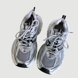 Sporty sneakers med mesh og støttende sål