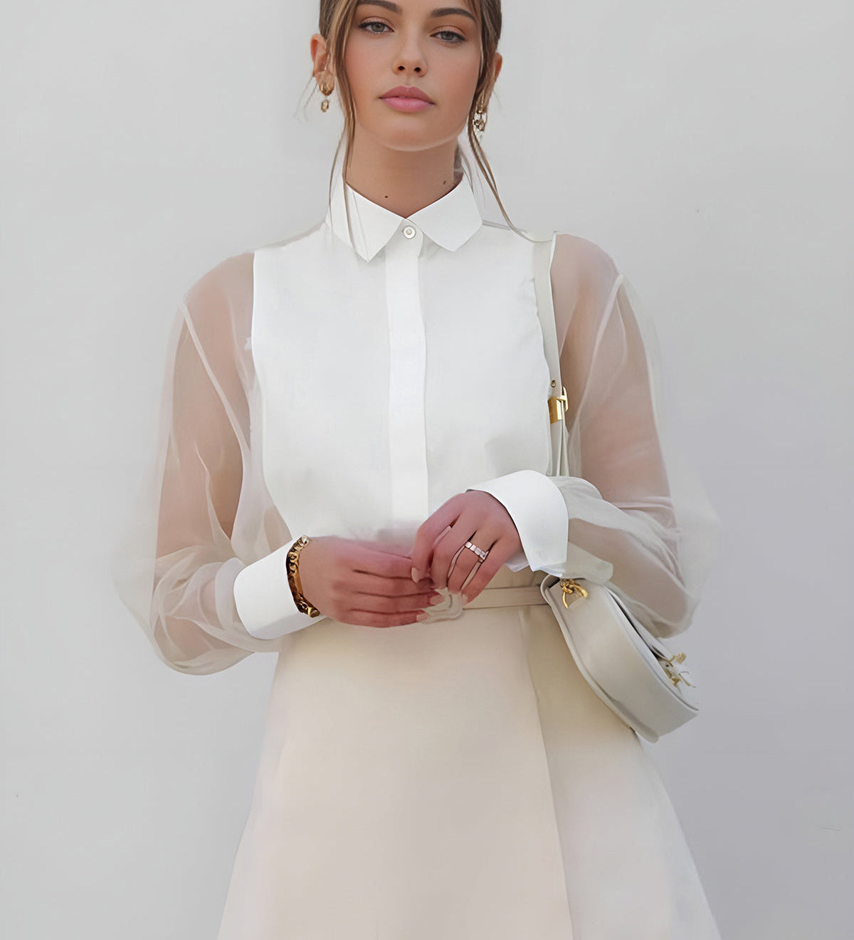 Skjorte med transparente ærmer – Elegant kontrast mellem klassisk og moderne