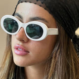 Ovale Solbriller med Bred Ramme – Retro og Statement Look