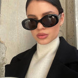 Ovale Solbriller med Bred Ramme – Retro og Statement Look