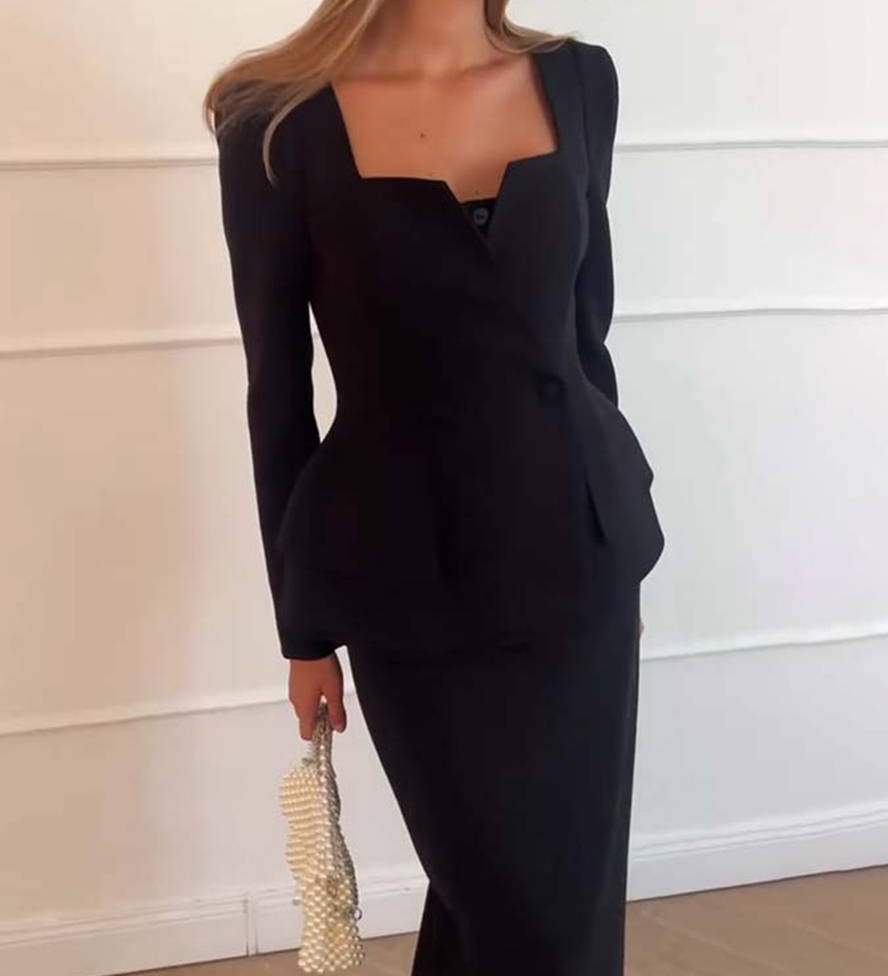 Eksklusivt sæt med figursyet blazer og lang nederdel