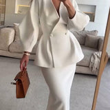 Elegant sæt med figursyet blazer og lang nederdel
