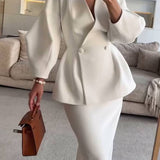 Elegant sæt med figursyet blazer og lang nederdel