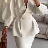 Elegant sæt med figursyet blazer og lang nederdel