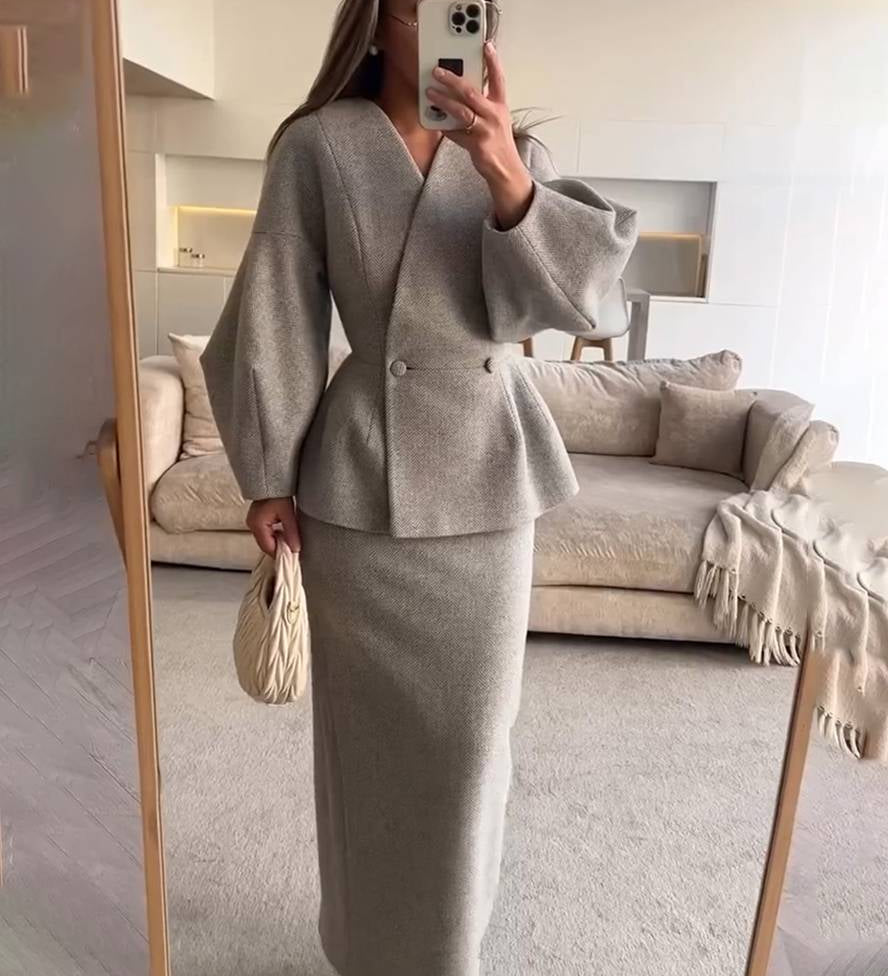 Elegant sæt med figursyet blazer og lang nederdel