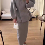 Elegant sæt med figursyet blazer og lang nederdel