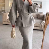 Elegant sæt med figursyet blazer og lang nederdel