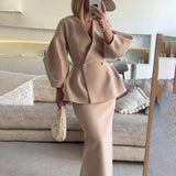 Elegant sæt med figursyet blazer og lang nederdel