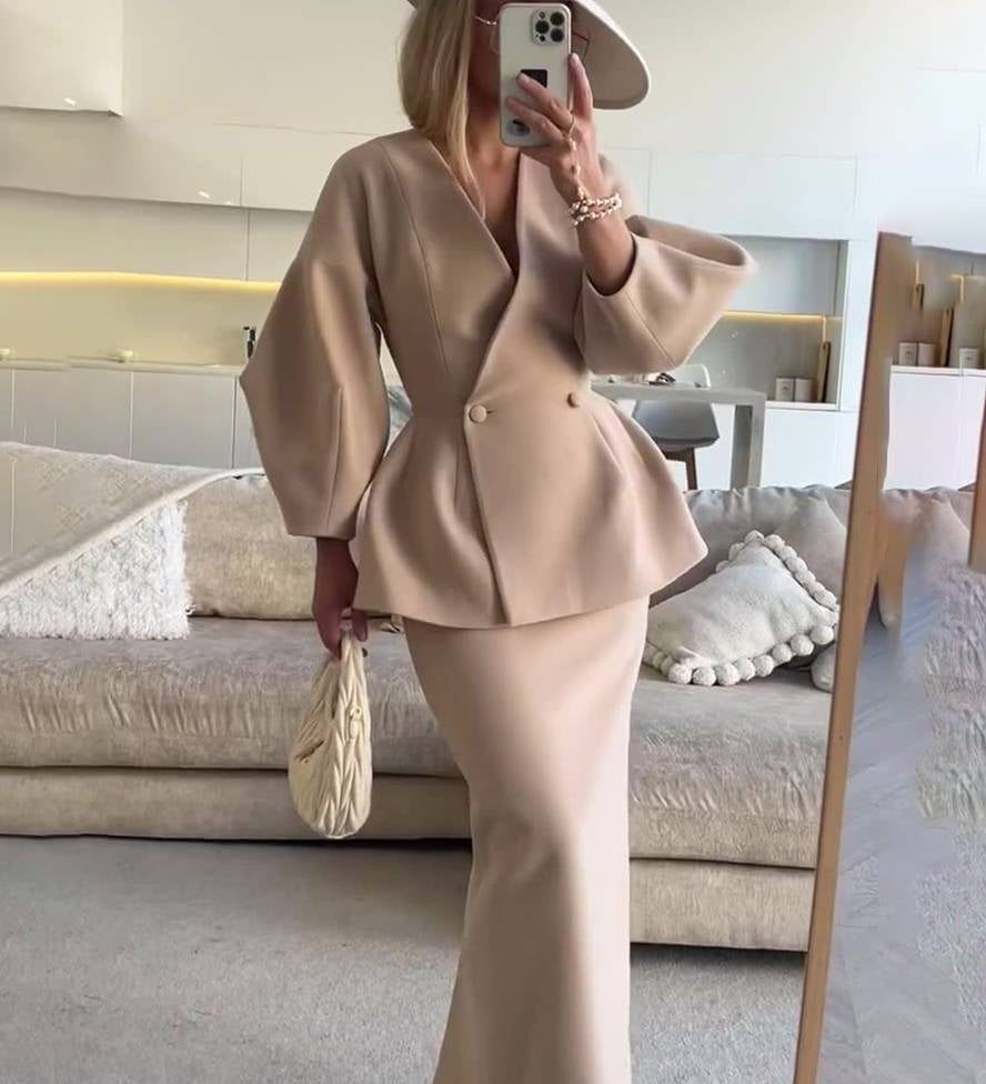 Elegant sæt med figursyet blazer og lang nederdel