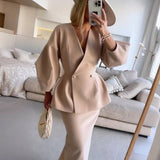 Elegant sæt med figursyet blazer og lang nederdel