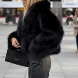 Kort Faux Fur Jakke med Bred Krave