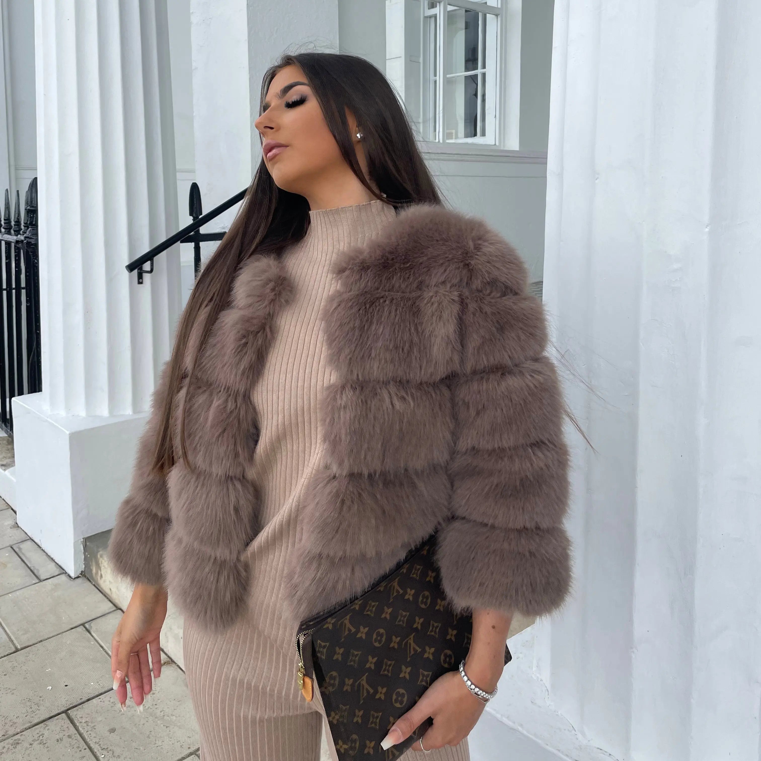 Kort Faux Fur Jakke med Panelstruktur og 3/4-Ærmer