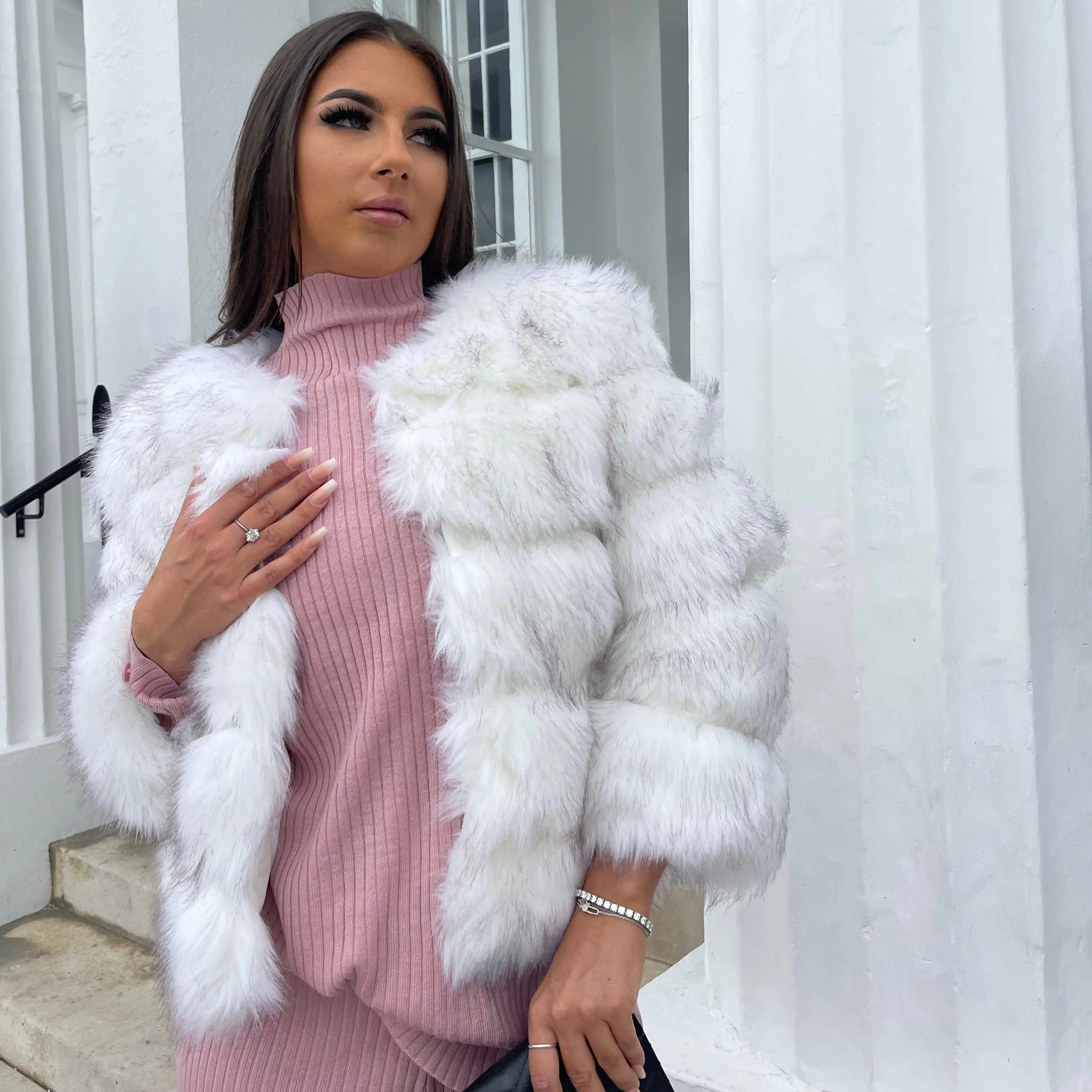 Kort Faux Fur Jakke med Panelstruktur og 3/4-Ærmer