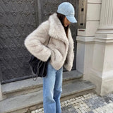 Kort Faux Fur Jakke med Bred Krave