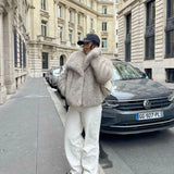 Kort Faux Fur Jakke med Bred Krave