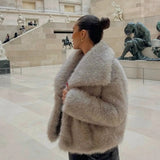 Kort Faux Fur Jakke med Bred Krave
