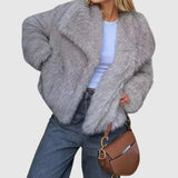 Kort Faux Fur Jakke med Bred Krave