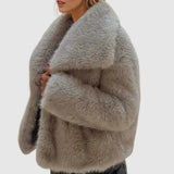 Kort Faux Fur Jakke med Bred Krave