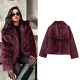 Kort Faux Fur Jakke med Bred Krave