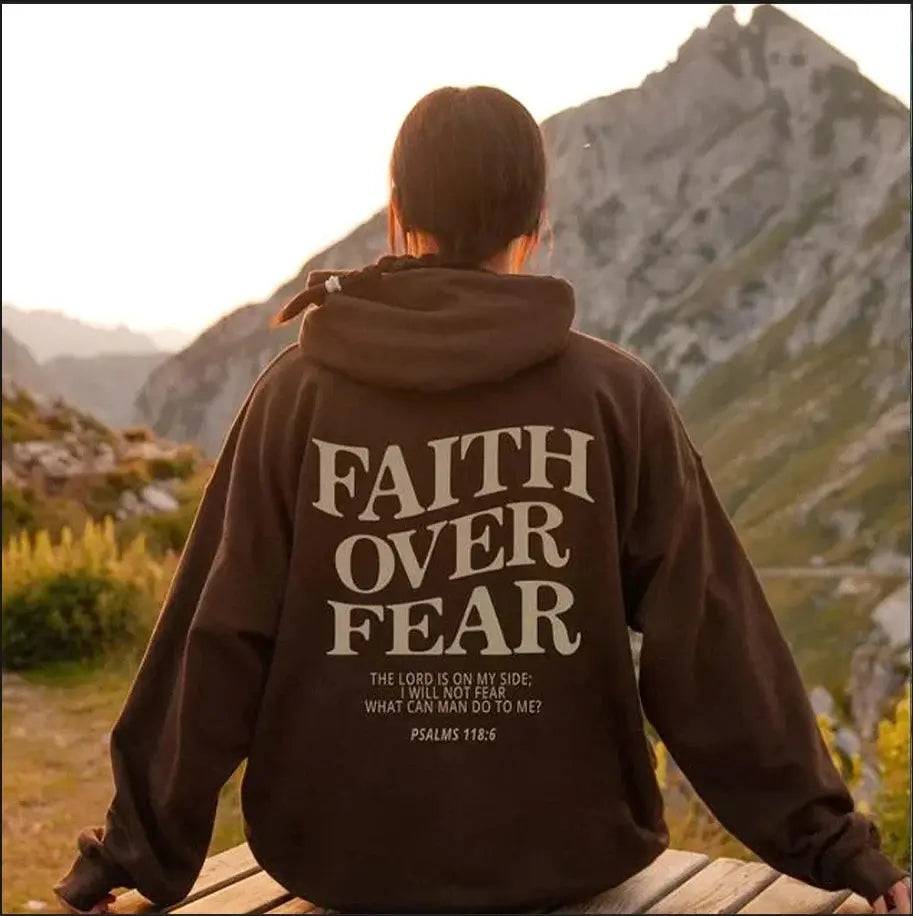 Faith Over Fear Hættetrøje til Dame – Komfort med Budskab & Stil