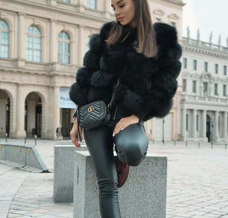 Kort Faux Fur Jakke med Panelstruktur og 3/4-Ærmer